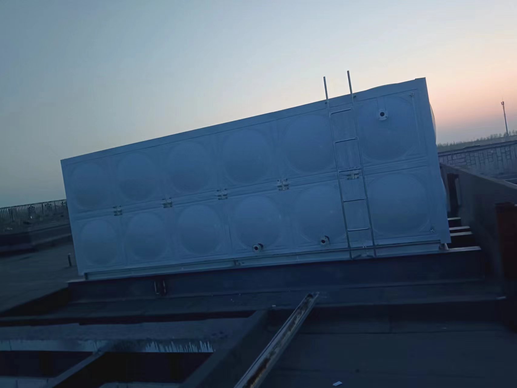 東明縣28立方玻璃鋼保溫水箱